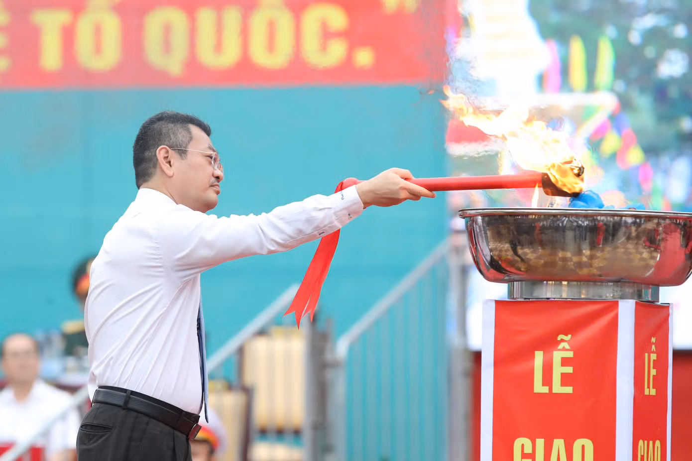 Ông Hoàng Minh Tuấn Anh - Bí thư Quận ủy Quận 7, thắp ngọn lửa truyền thống trong ngày Hội giao quân.