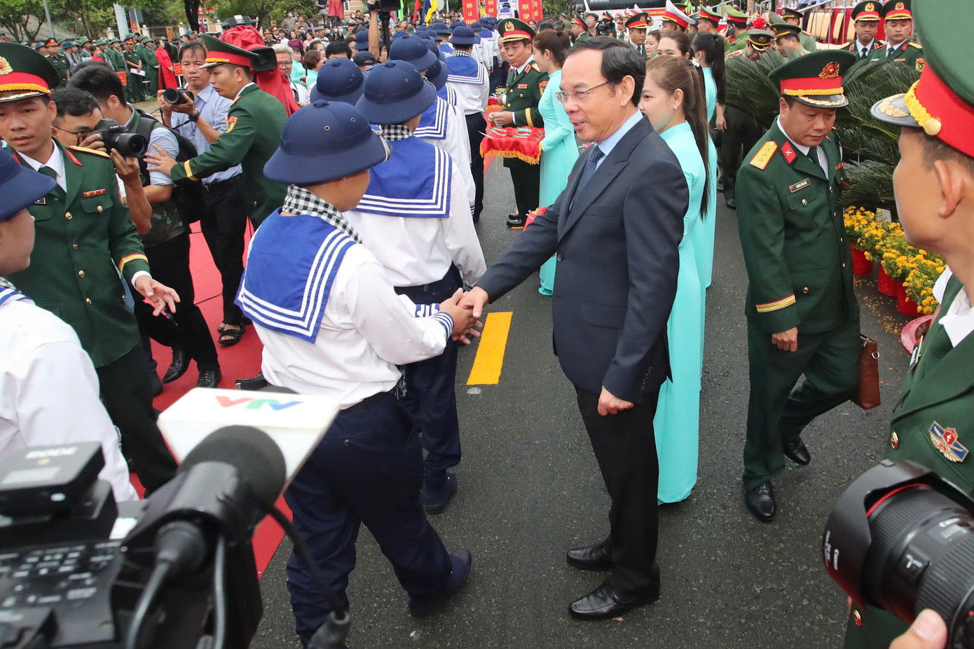 Bí thư Thành ủy TPHCM Nguyễn Văn Nên động viên thanh niên lên đường nhập ngũ. Ảnh: Trọng Anh