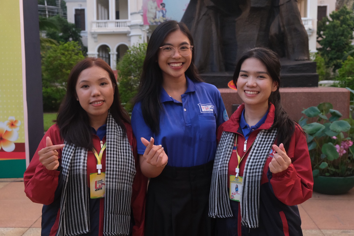 Bạn Nguyễn Minh Uyên, phó chủ tịch Hội sinh viên Việt Nam TPHCM gửi những lời chúc đến các chiến sĩ tình nguyện ở hai mặt trận Lào và huyện đảo Phú Quý. Ảnh: Phú Quang Bạn Nguyễn Minh Uyên, phó chủ tịch Hội sinh viên Việt Nam TPHCM gửi những lời chúc đến các chiến sĩ tình nguyện ở hai mặt trận Lào và huyện đảo Phú Quý. Ảnh: Phú Quang