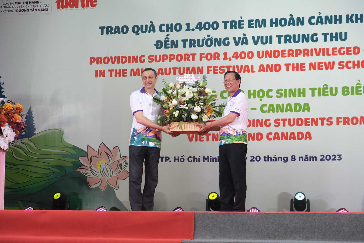 Chủ tịch UBND TPHCM Phan Văn Mãi (phải) trao hoa chúc mừng đến Tổng lãnh sự Canada tại TPHCM. (Ảnh: Phú Quang) Chủ tịch UBND TPHCM Phan Văn Mãi (phải) trao hoa chúc mừng đến Tổng lãnh sự Canada tại TPHCM. (Ảnh: Phú Quang)