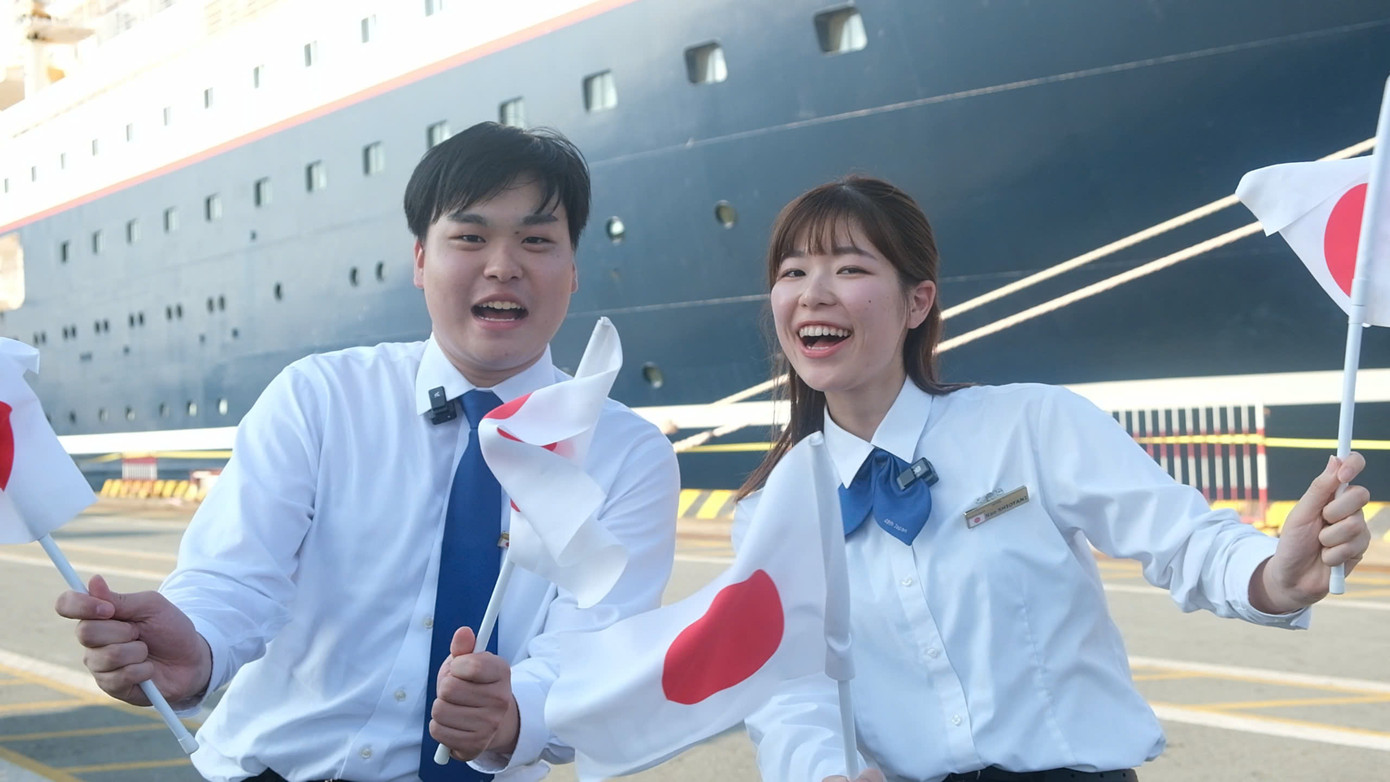 Hai đại biểu Nhật Bản gửi lời chào nồng nhiệt đến thanh niên Việt Nam.