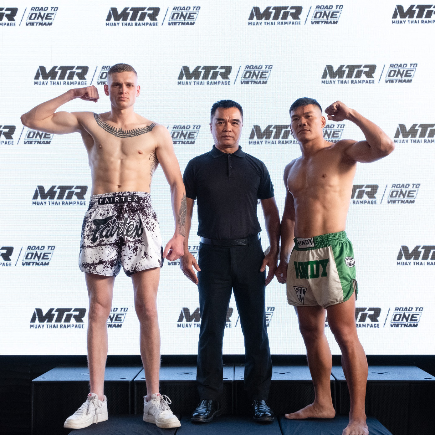 Trần Quốc Tuấn (phải) sẽ có màn đối đầu rất được mong chờ trước đối thủ cao lớn Ed Howard (trái). Trần Quốc Tuấn (phải) sẽ có màn đối đầu rất được mong chờ trước đối thủ cao lớn Ed Howard (trái).