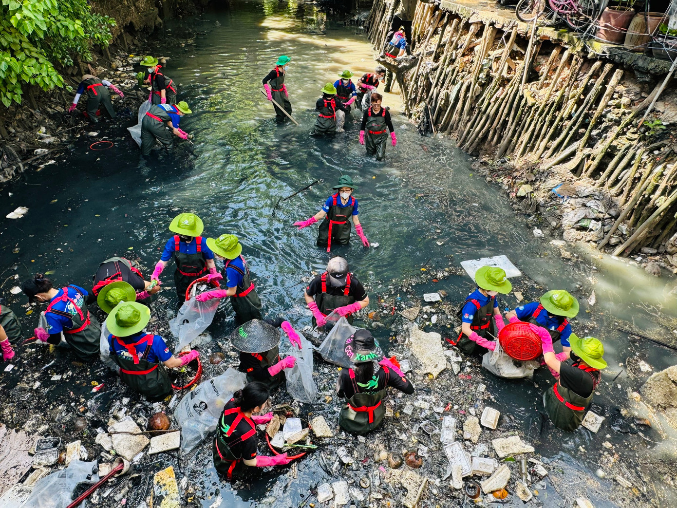 Đông đảo đoàn viên, thanh niên dọn dẹp rác thải, khai thông dòng chảy tại tuyến kênh Hy Vọng. Đông đảo đoàn viên, thanh niên dọn dẹp rác thải, khai thông dòng chảy tại tuyến kênh Hy Vọng.