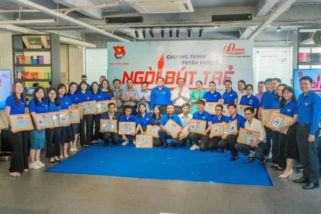 Các gương mặt được trao giải thưởng Ngòi bút Trẻ. Ảnh: Trung Nguyên