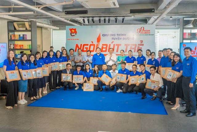 Các gương mặt được trao giải thưởng Ngòi bút Trẻ. Ảnh: Trung Nguyên