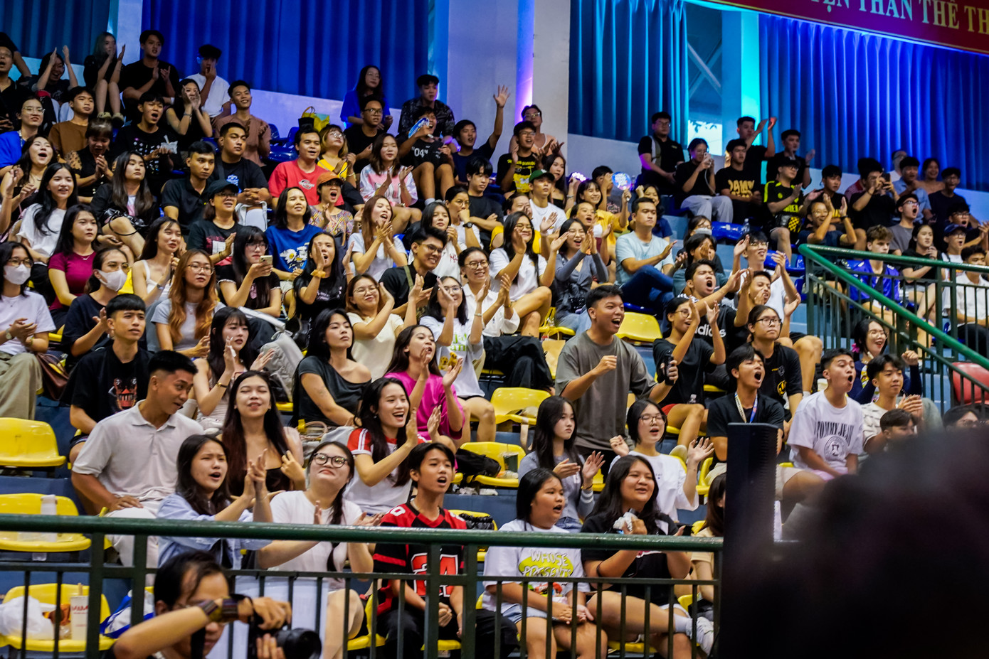 Bầu không khí cuồng nhiệt tại nhà thi đấu Hồ Xuân Hương (TPHCM).