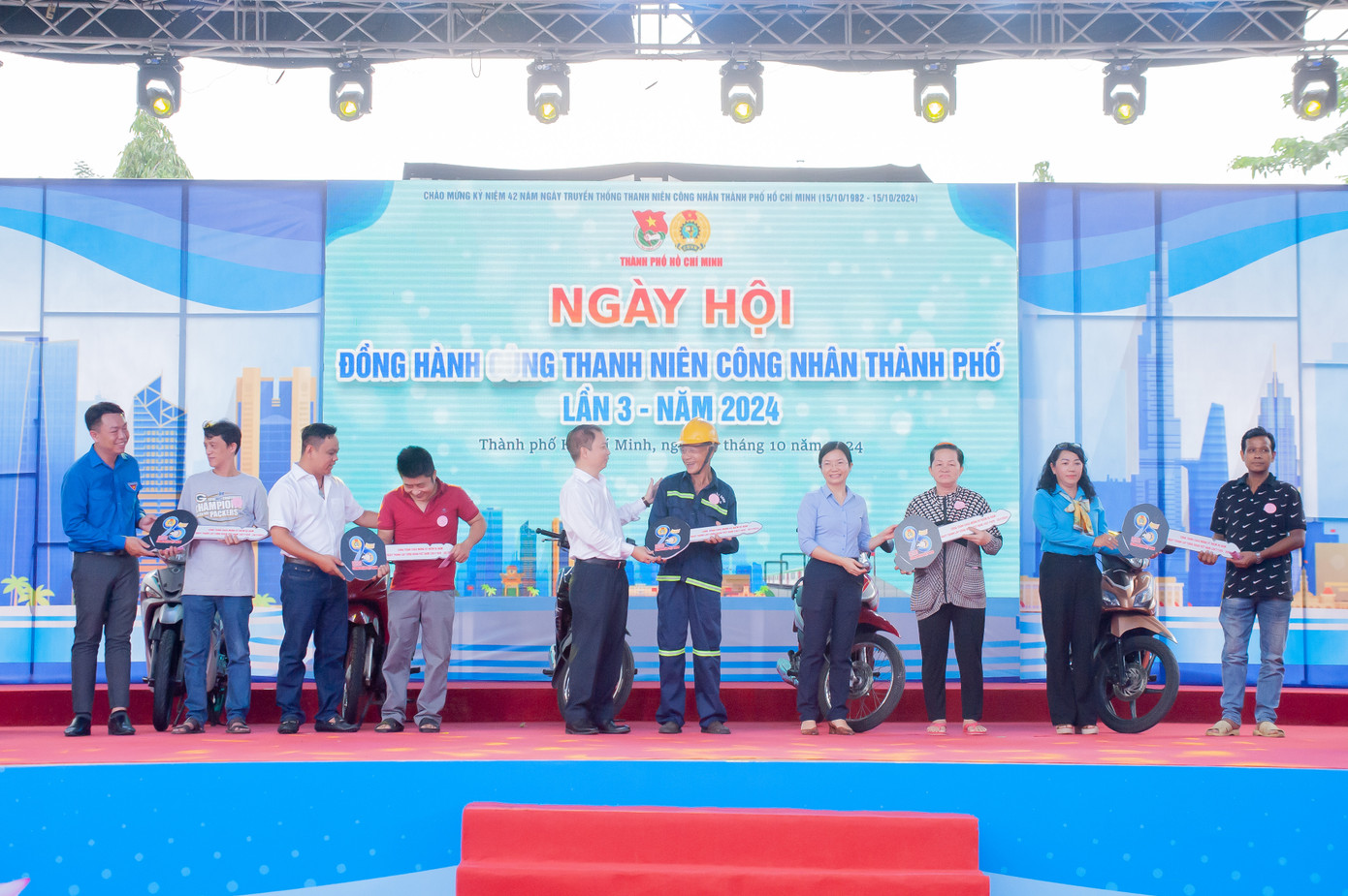 Trao 5 xe máy cho các công nhân có hoàn cảnh khó khăn.