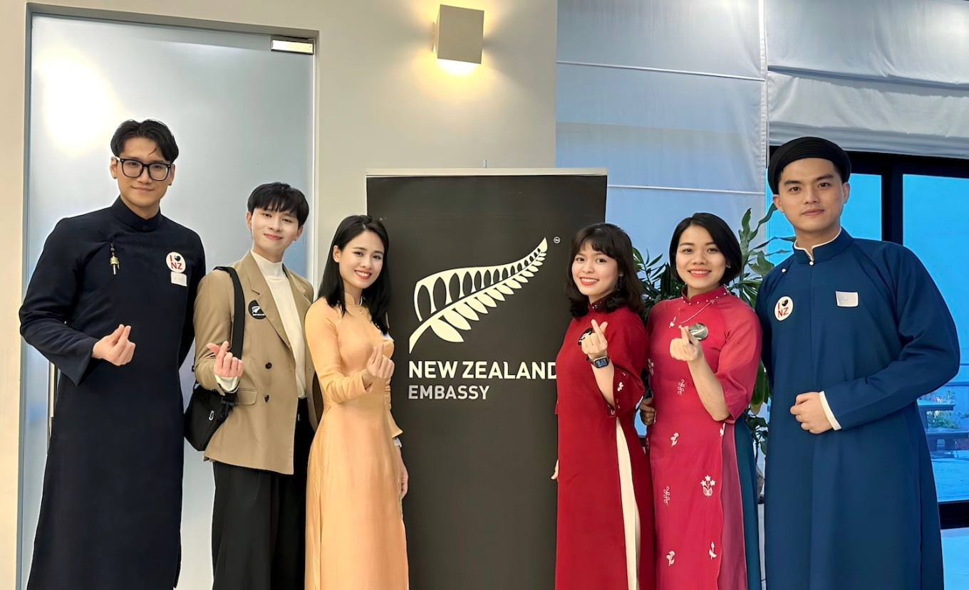 Nhật cùng các ứng viên Việt Nam giành học bổng 'Manaaki New Zealand Scholarship' năm 2023. Ảnh: NVCC