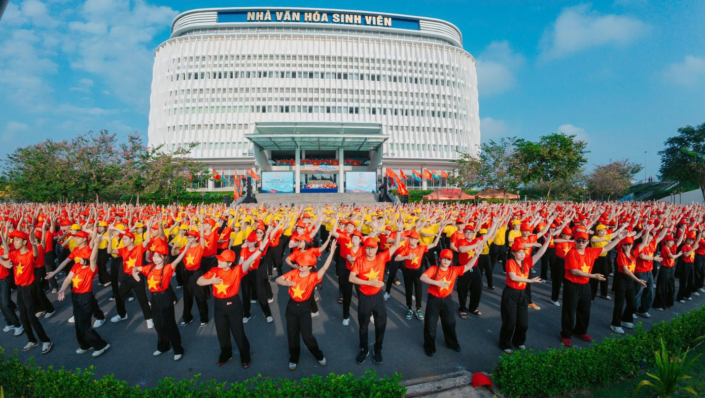 5.000 sinh viên TPHCM đồng diễn, hòa ca "Đất nước trọn niềm vui". 5.000 sinh viên TPHCM đồng diễn, hòa ca "Đất nước trọn niềm vui".