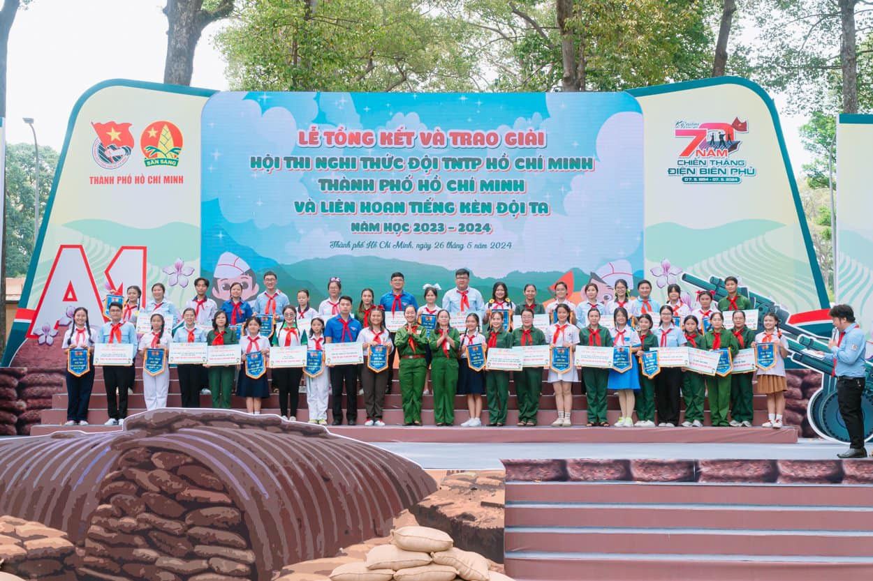 Chương trình Hội quân “Em là chiến sĩ Điện Biên thành phố Bác Hồ” diễn ra với hơn 2.500 đội viên, thiếu nhi đại diện hơn 800.000 đội viên và 1,8 triệu thiếu nhi toàn thành phố. Chương trình Hội quân “Em là chiến sĩ Điện Biên thành phố Bác Hồ” diễn ra với hơn 2.500 đội viên, thiếu nhi đại diện hơn 800.000 đội viên và 1,8 triệu thiếu nhi toàn thành phố.