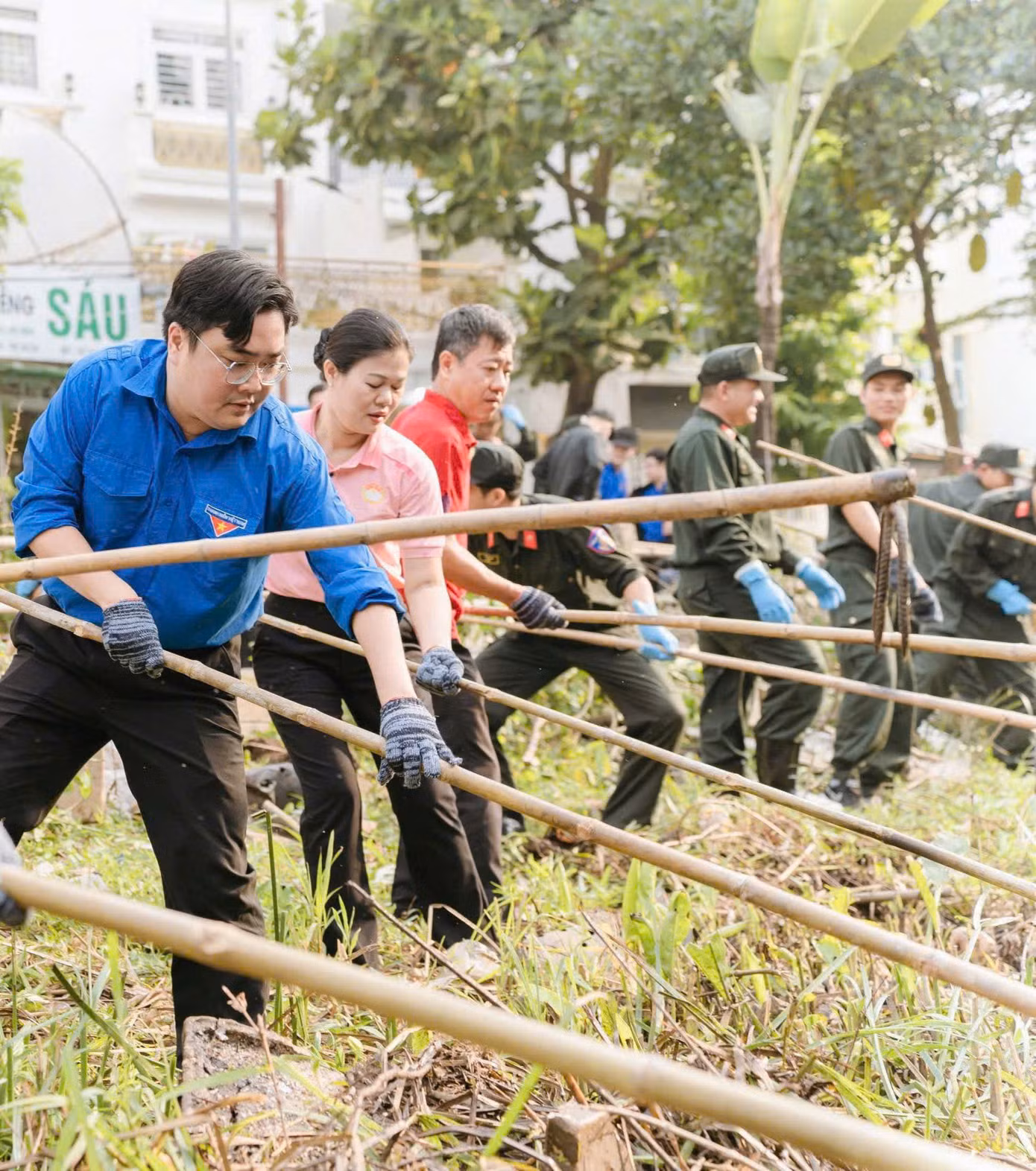 Anh Ngô Minh Hải - Bí thư Thành Đoàn TPHCM, trực tiếp tham gia hoạt động hưởng ứng Ngày Chủ nhật Xanh lần thứ 156.