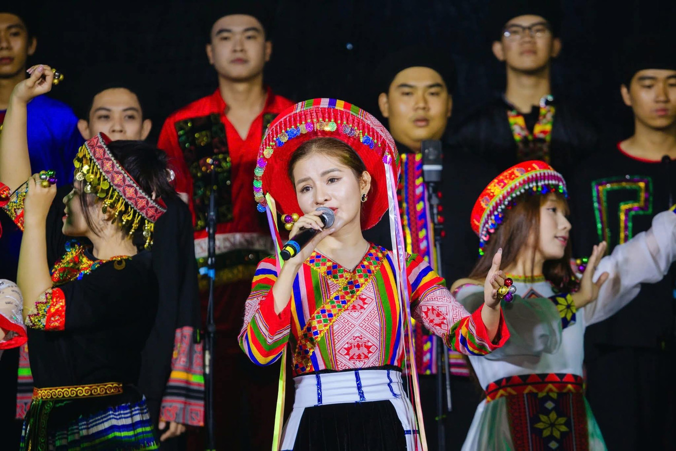 Các đội thi tại vòng chung kết đã mang đến nhiều tiết mục ấn tượng không chỉ qua giọng hát, các ca khúc hào hùng, mà còn ở quy mô trình diễn hoành tráng. Các đội thi tại vòng chung kết đã mang đến nhiều tiết mục ấn tượng không chỉ qua giọng hát, các ca khúc hào hùng, mà còn ở quy mô trình diễn hoành tráng.