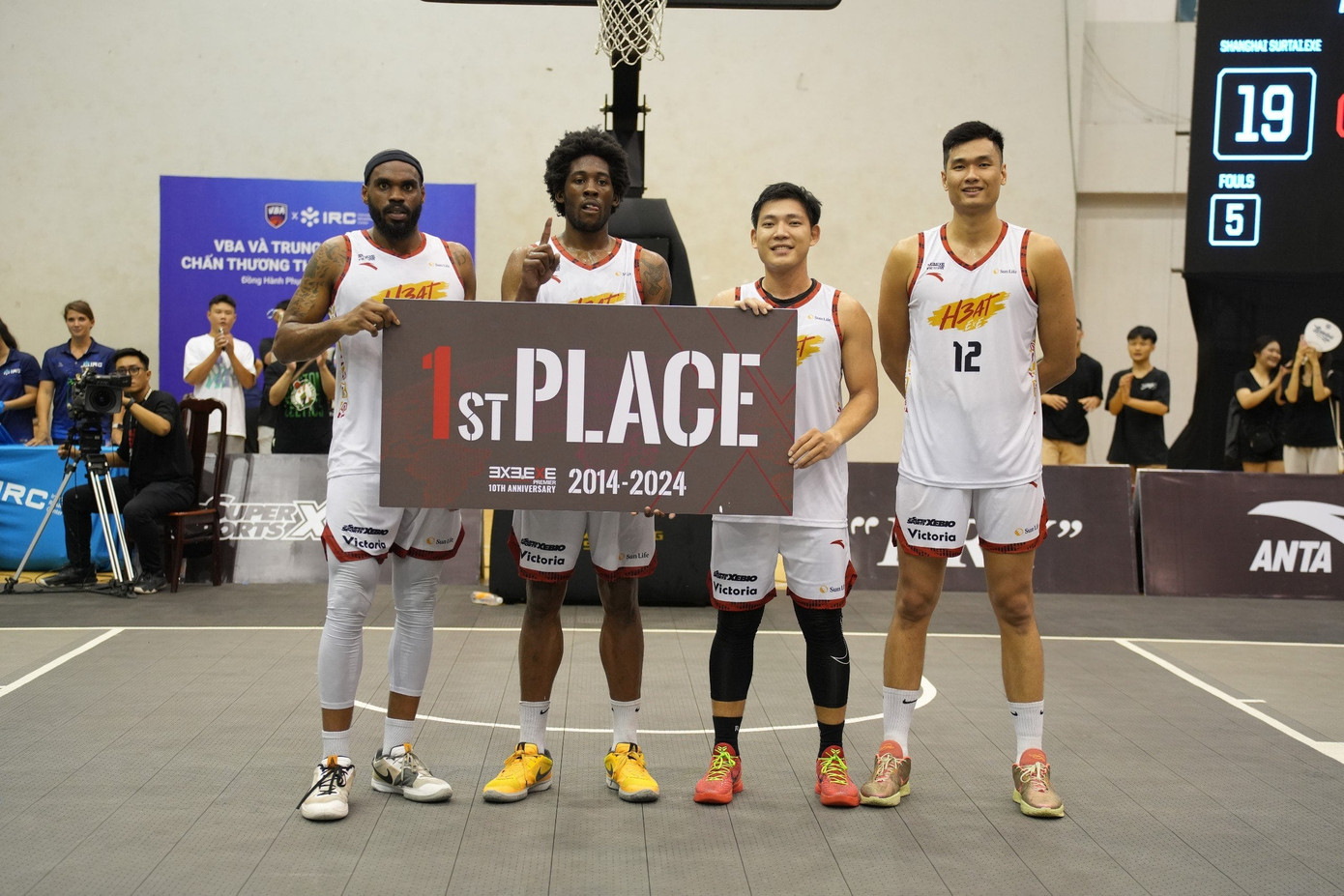 Sở hữu bộ ba cao trên 2 mét, Saigon Heat lên ngôi tại chặng 3 giải bóng rổ 3x3.EXE Premier Vietnam. Sở hữu bộ ba cao trên 2 mét, Saigon Heat lên ngôi tại chặng 3 giải bóng rổ 3x3.EXE Premier Vietnam.