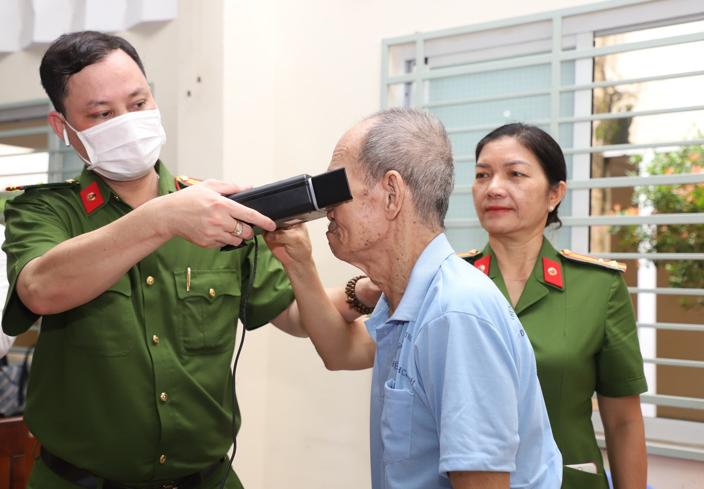 Tiến hành lấy mống mắt để làm thẻ căn cước. Ảnh: Ngô Tùng