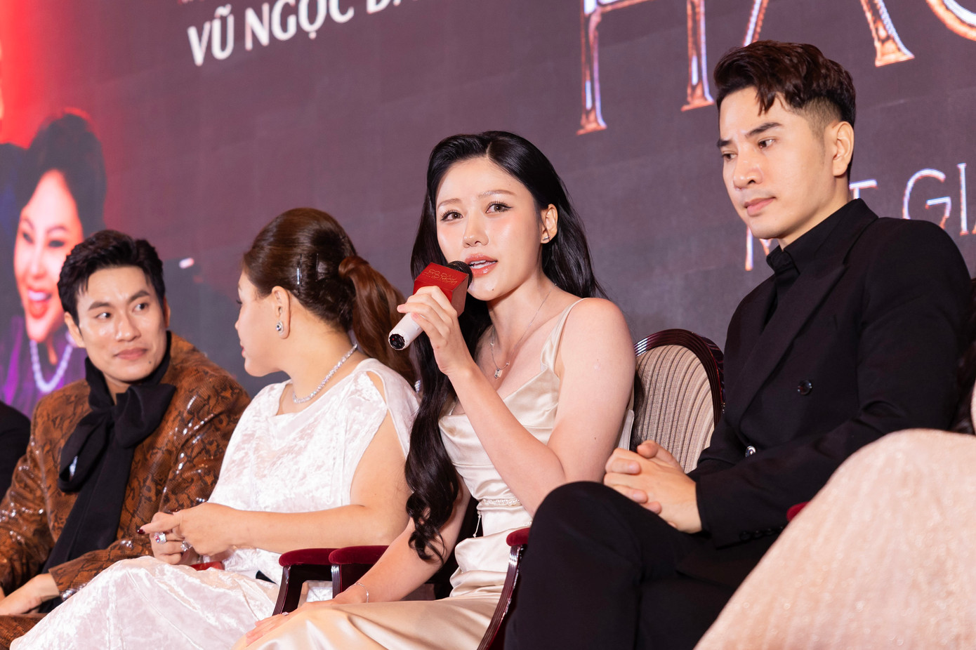 Vai diễn Tú Lạc, kép chính của Cô dâu hào môn, được xem là cơ hội để Uyên Ân thoát khỏi cái bóng “em gái của Trấn Thành”. Vai diễn Tú Lạc, kép chính của Cô dâu hào môn, được xem là cơ hội để Uyên Ân thoát khỏi cái bóng “em gái của Trấn Thành”.