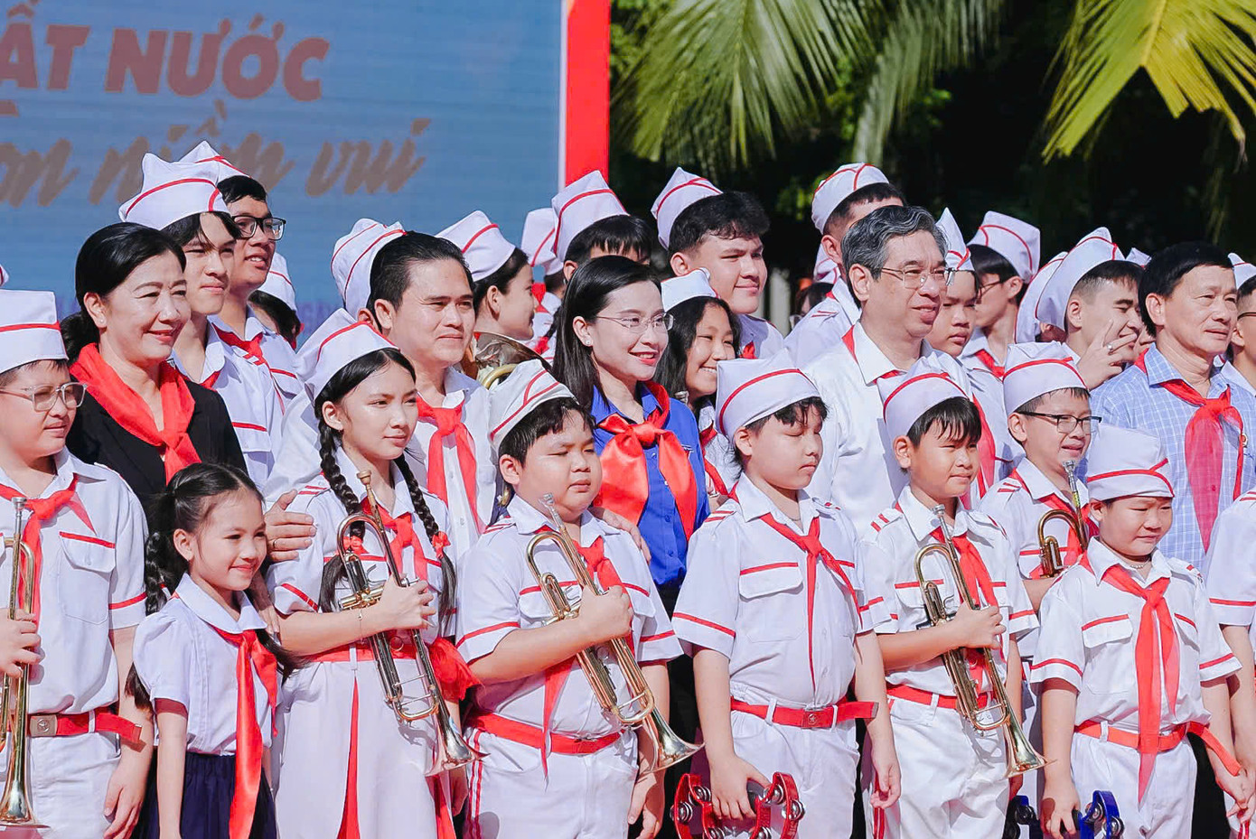 Từ trái qua phải: Bà Nguyễn Thị Bạch Mai, ông Nguyễn Phước Lộc, chị Nguyễn Phạm Duy Trang hòa chung niềm vui với các em thiếu nhi TPHCM. Từ trái qua phải: Bà Nguyễn Thị Bạch Mai, ông Nguyễn Phước Lộc, chị Nguyễn Phạm Duy Trang hòa chung niềm vui với các em thiếu nhi TPHCM.