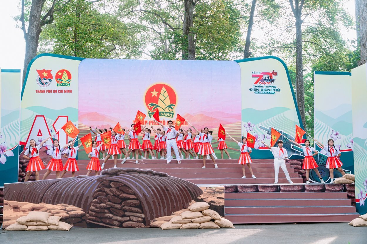 Đội viên, thiếu nhi TP.HCM rực rỡ trong chương trình Hội quân "Em là chiến sĩ Điện Biên thành phố Bác Hồ". Đội viên, thiếu nhi TP.HCM rực rỡ trong chương trình Hội quân "Em là chiến sĩ Điện Biên thành phố Bác Hồ".