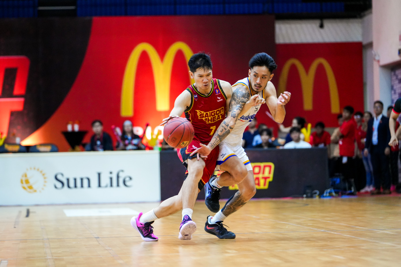 Trận &quot;derby&quot; Sài Gòn đầu tiên của mùa giải đã diễn ra vô cùng quyết liệt. Ảnh: VBA