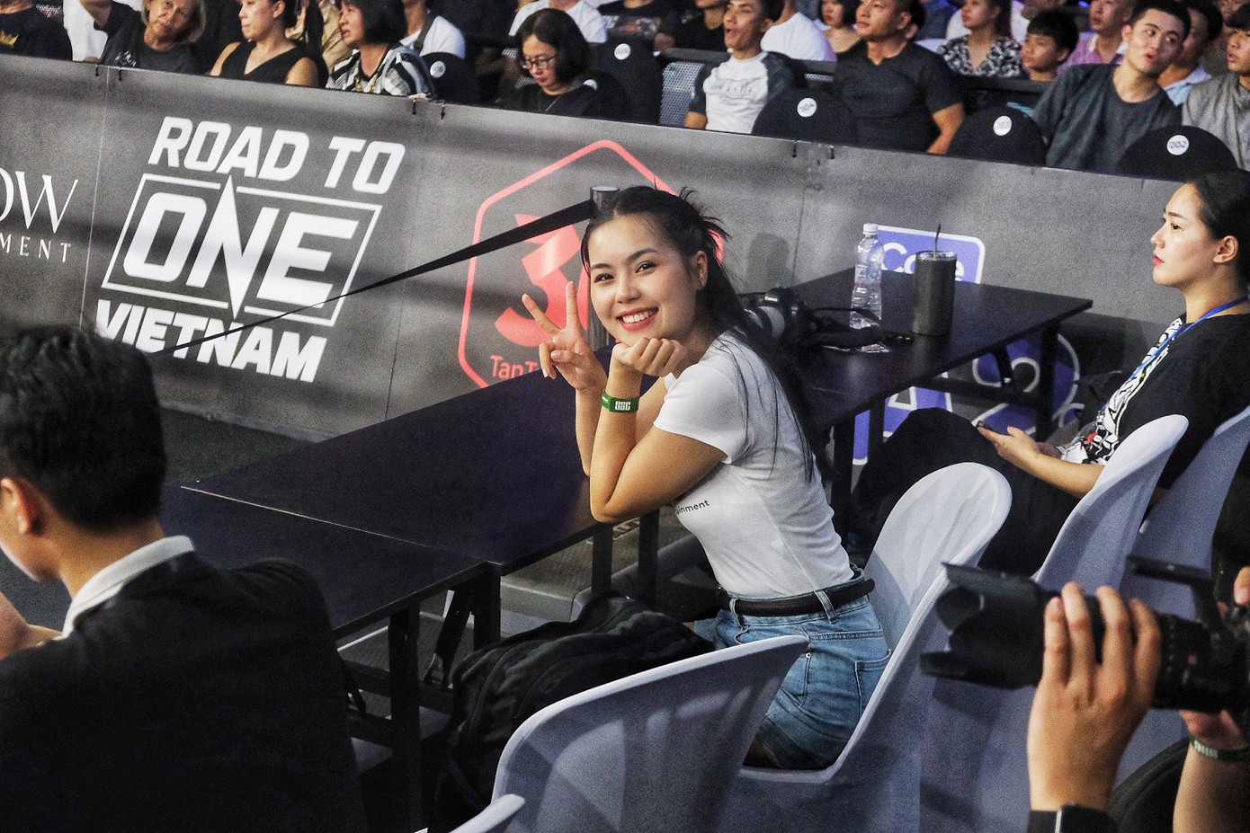 Là người thường xuyên theo dõi các sự kiện võ thuật tại Việt Nam, bạn Quyền Hồng Vân đánh giá cao khâu tổ chức của Muay Thai Rampage. Là người thường xuyên theo dõi các sự kiện võ thuật tại Việt Nam, bạn Quyền Hồng Vân đánh giá cao khâu tổ chức của Muay Thai Rampage.