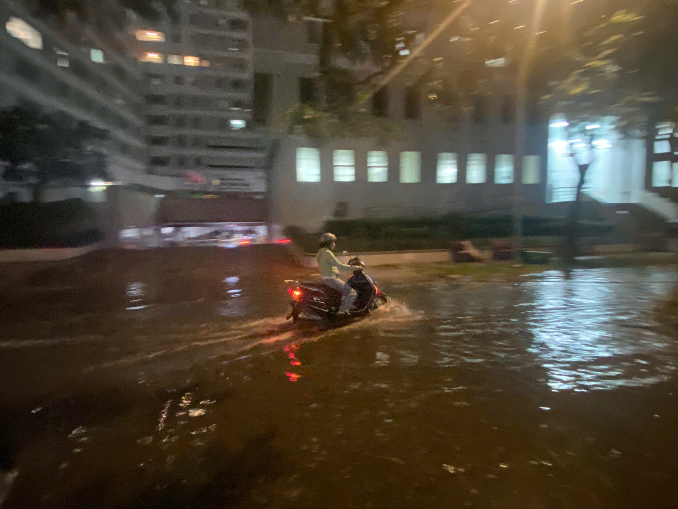 Mưa lớn, kéo dài đã khiến một số tuyến đường quanh khu vực đường Phạm Hữu Lầu đã bị ngập, gây khó khăn cho việc di chuyển. Ảnh: Phú Quang