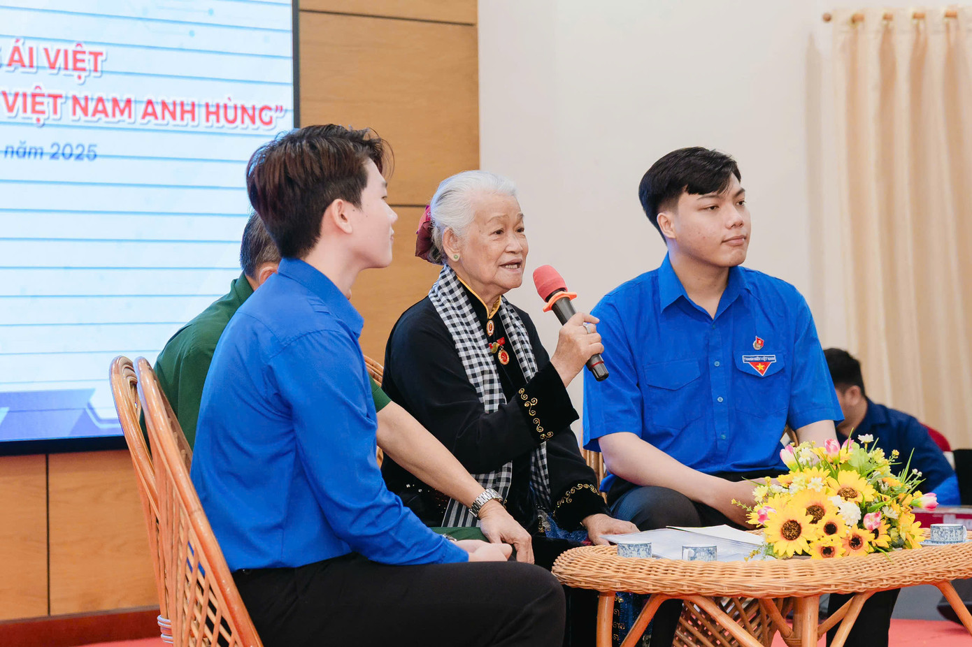 Hoạ sĩ Đặng Ái Việt kể lại hành trình hơn 10 năm rong ruổi từ Nam ra Bắc để phác họa chân dung những người Mẹ Việt Nam Anh hùng. Hoạ sĩ Đặng Ái Việt kể lại hành trình hơn 10 năm rong ruổi từ Nam ra Bắc để phác họa chân dung những người Mẹ Việt Nam Anh hùng.