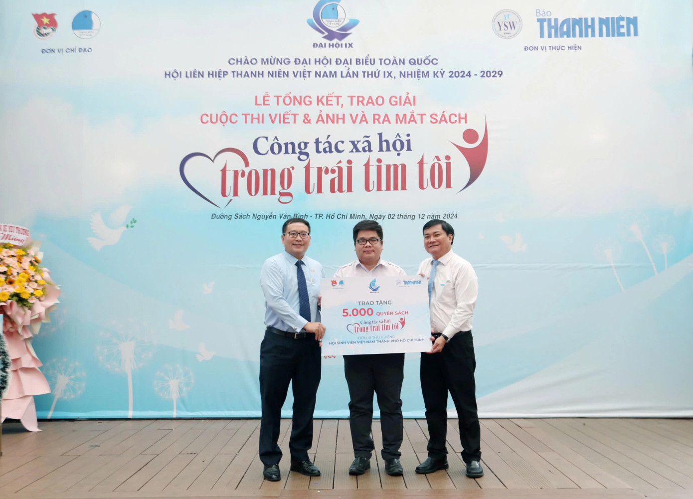 Dịp này, ban tổ chức còn trao 5.000 quyển sách “Công tác xã hội trong trái tim tôi” đến Hội Sinh viên Việt Nam TPHCM. Ảnh: Ngọc Dương Dịp này, ban tổ chức còn trao 5.000 quyển sách “Công tác xã hội trong trái tim tôi” đến Hội Sinh viên Việt Nam TPHCM. Ảnh: Ngọc Dương