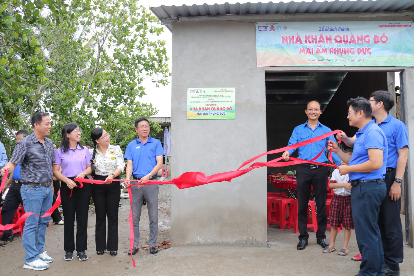 Trao tặng "Nhà khăn quàng đỏ" cho em Nguyễn Đại Phong. Trao tặng "Nhà khăn quàng đỏ" cho em Nguyễn Đại Phong.