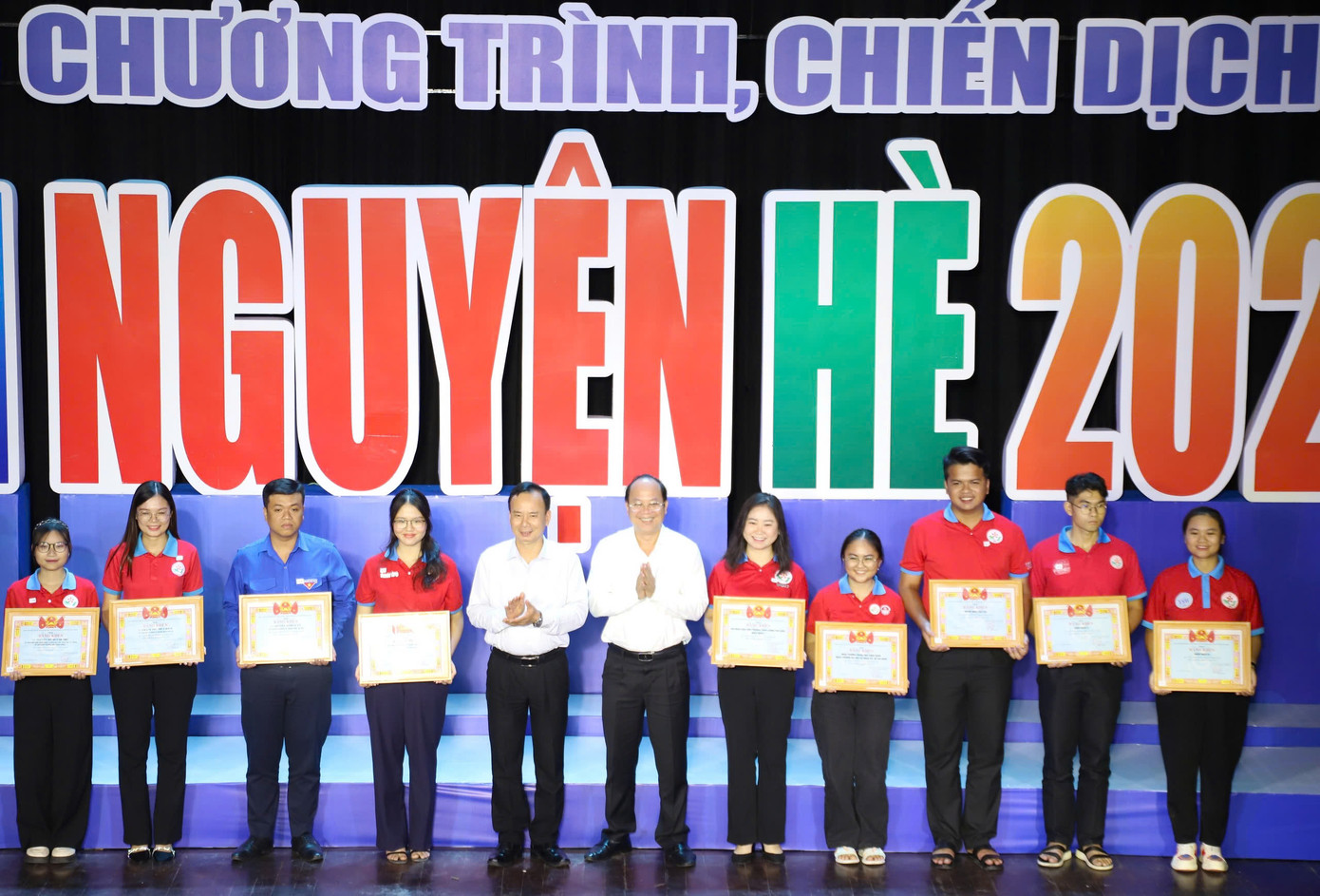 Thành Đoàn TPHCM đã trao tặng bằng khen cho những tập thể và cá nhân đã có những đóng góp xuất sắc trong các hoạt động tình nguyện. Ảnh: Ngô Tùng Thành Đoàn TPHCM đã trao tặng bằng khen cho những tập thể và cá nhân đã có những đóng góp xuất sắc trong các hoạt động tình nguyện. Ảnh: Ngô Tùng