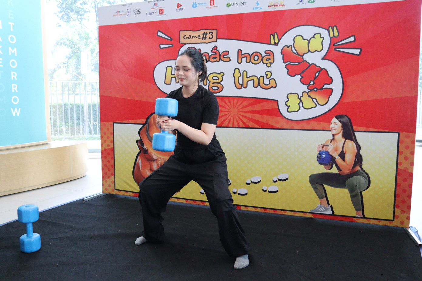 Các bạn trẻ thích thú trải nghiệm các bài kiểm tra sức khỏe cột sống tại sự kiện Kỳ án "S".