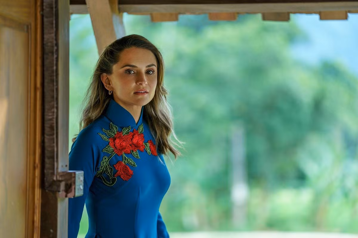 Rachael Leigh Cook trong chiếc áo dài. Ảnh: Netflix.