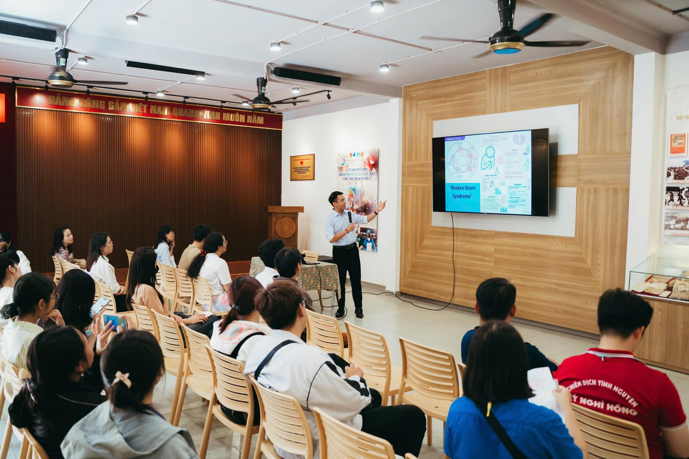 Các buổi workshop trong khuôn khổ ngày hội đã đem lại nhiều kiến thức bổ ích về sức khỏe tâm thần. Các buổi workshop trong khuôn khổ ngày hội đã đem lại nhiều kiến thức bổ ích về sức khỏe tâm thần.