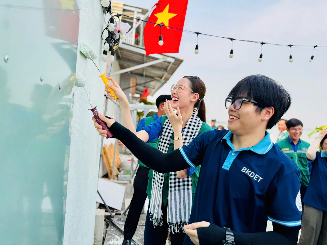 Hoa hậu Lê Nguyễn Bảo Ngọc hào hứng thực hiện công trình sơn vẽ mảng tường tạo mỹ quan cho khu vực Cần Giờ.