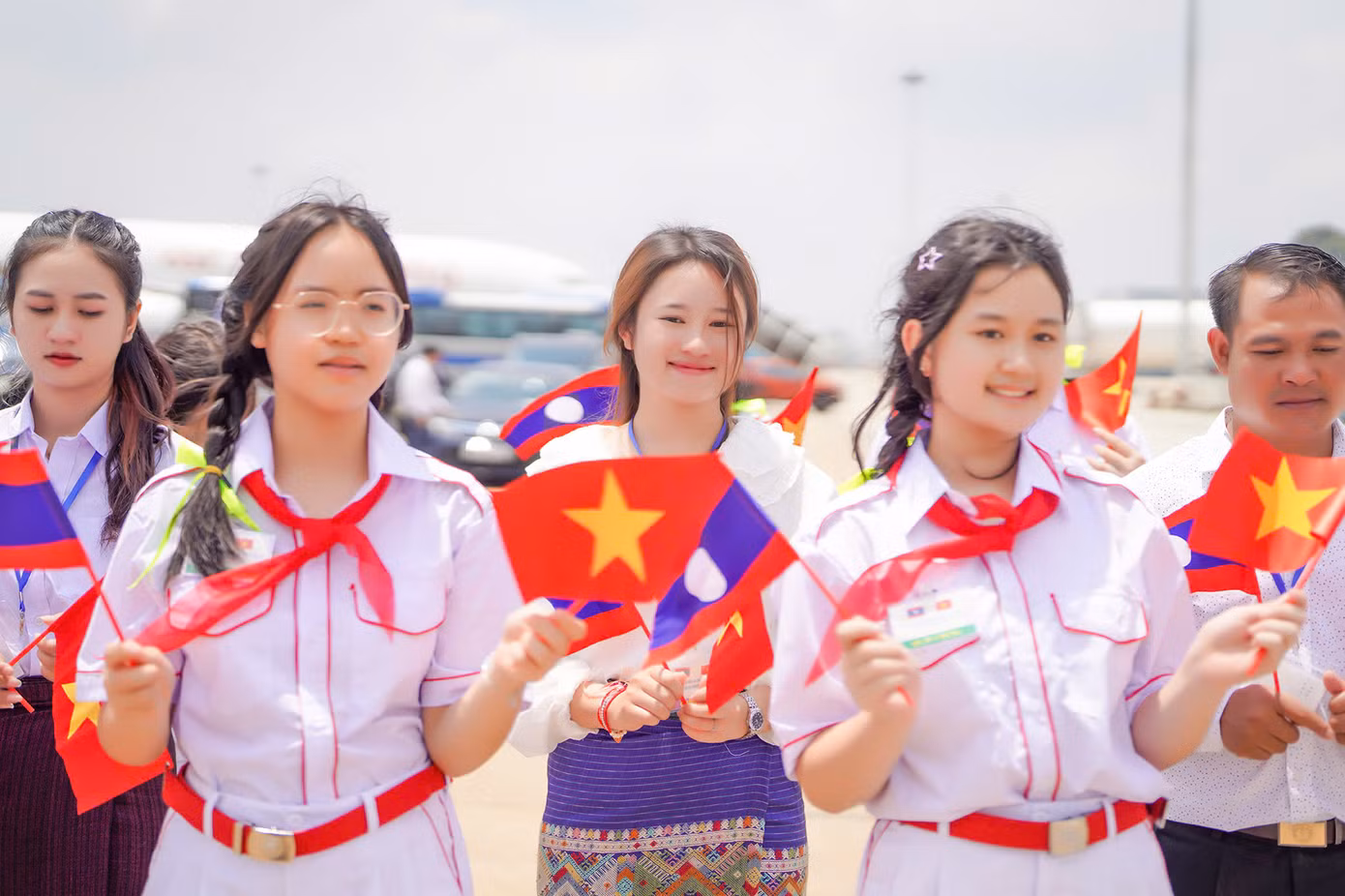 Có mặt tại sân bay Tân Sơn Nhất từ sớm, học sinh hai nước Việt Nam, Lào đã sẵn sàng chào đón sự xuất hiện của Tổng Bí thư, Chủ tịch nước Lào Thongloun Sisoulith. Ảnh: Phạm Nguyễn