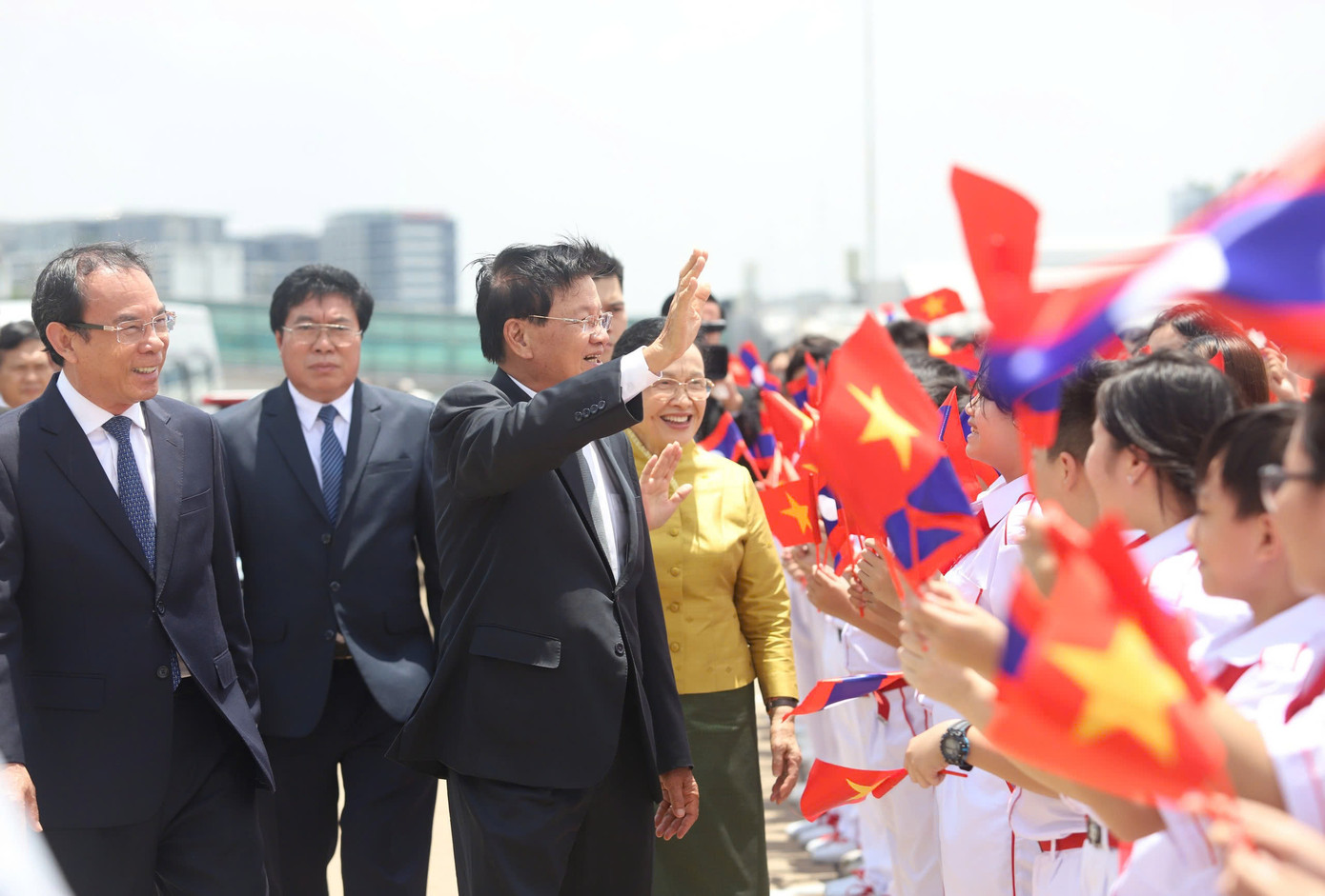 Tổng Bí thư, Chủ tịch nước Lào Thongloun Sisoulith vẫy chào học sinh, sinh viên, đoàn viên thanh niên, thiếu nhi Việt Nam. Ảnh: Ngô Tùng Tổng Bí thư, Chủ tịch nước Lào Thongloun Sisoulith vẫy chào học sinh, sinh viên, đoàn viên thanh niên, thiếu nhi Việt Nam. Ảnh: Ngô Tùng