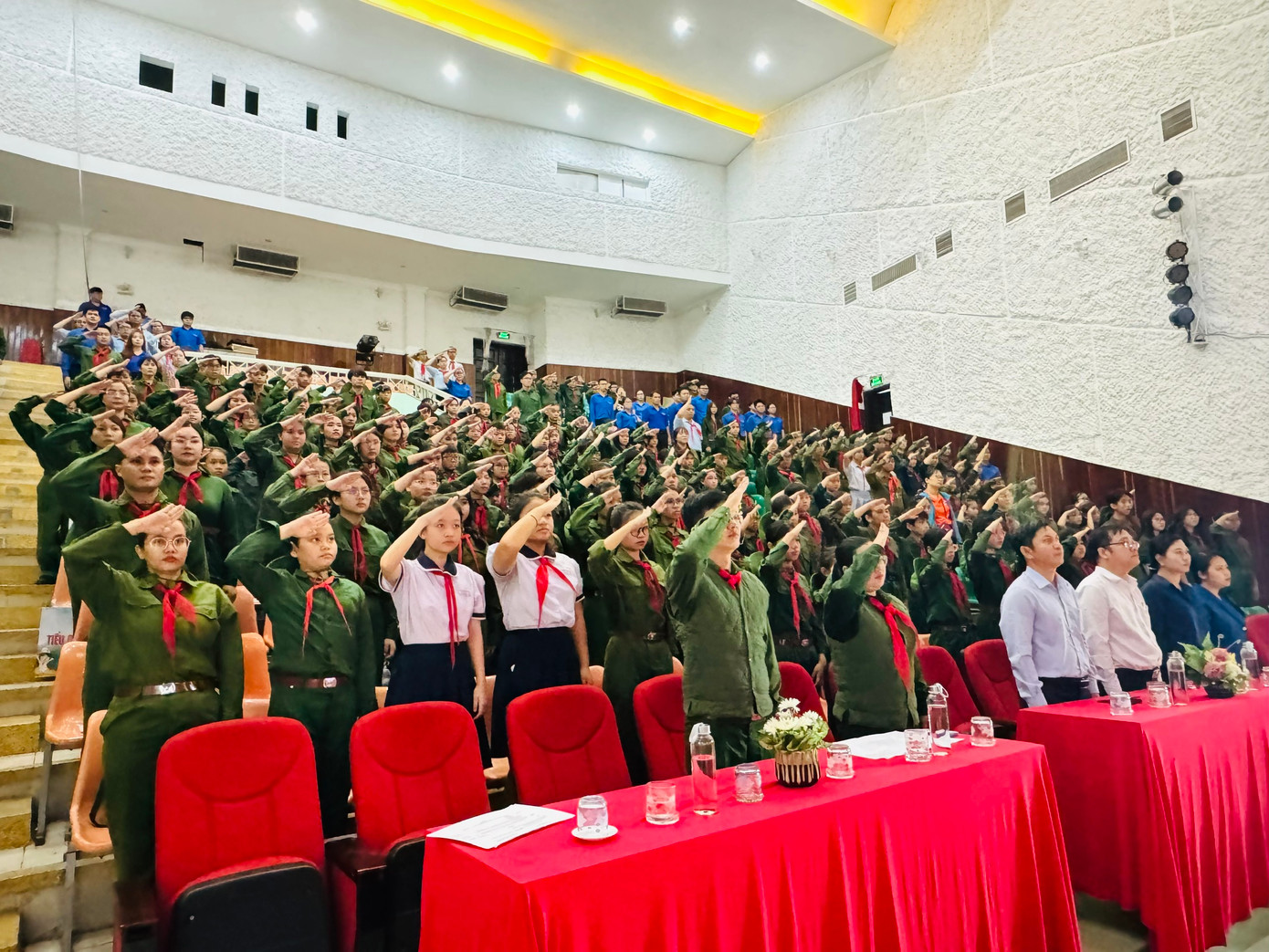 Chương trình Hội quân “Em tự hào là chiến sĩ Điện Biên” có sự tham gia của 250 "chiến sĩ nhỏ Điện Biên". Chương trình Hội quân “Em tự hào là chiến sĩ Điện Biên” có sự tham gia của 250 "chiến sĩ nhỏ Điện Biên".