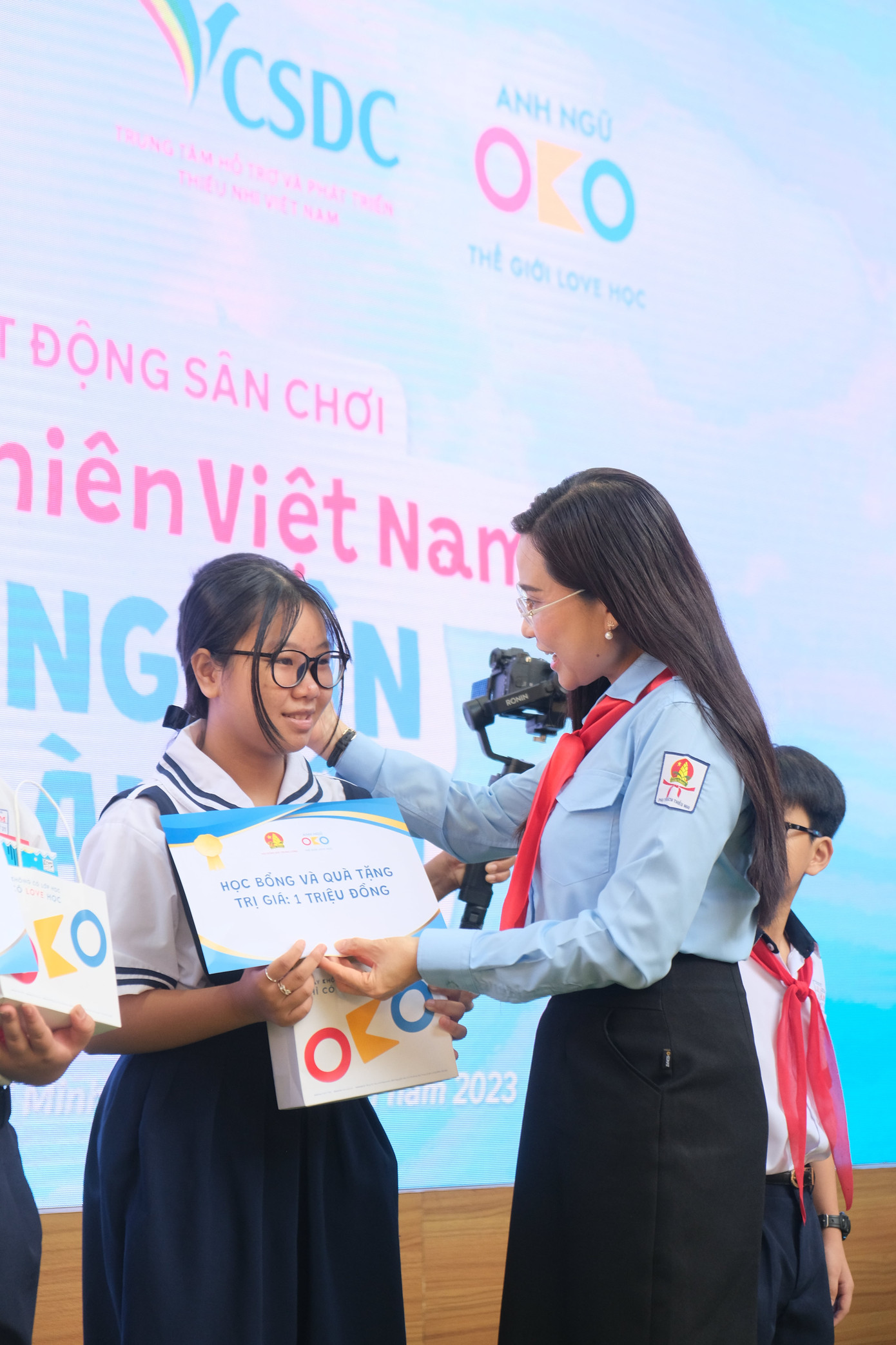 Chị Nguyễn Phạm Duy Trang trao học bổng và quà tặng cho 10 bạn thiếu nhi hưởng ứng sân chơi.