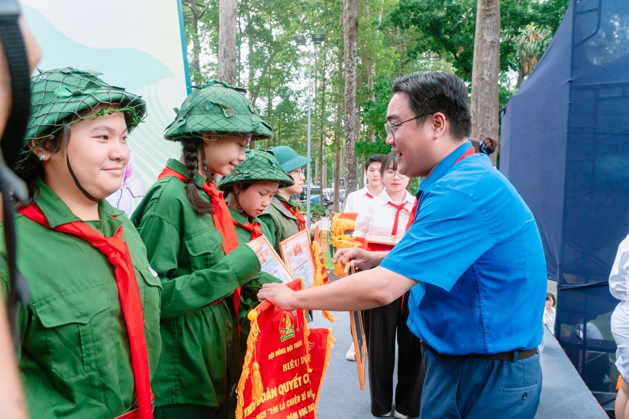 Chương trình Hội quân “Em là chiến sĩ Điện Biên thành phố Bác Hồ” diễn ra với hơn 2.500 đội viên, thiếu nhi đại diện hơn 800.000 đội viên và 1,8 triệu thiếu nhi toàn thành phố. Chương trình Hội quân “Em là chiến sĩ Điện Biên thành phố Bác Hồ” diễn ra với hơn 2.500 đội viên, thiếu nhi đại diện hơn 800.000 đội viên và 1,8 triệu thiếu nhi toàn thành phố.