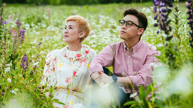 Có phải là tình yêu thật sự khi hai người chưa từng chạm vào nhau, chưa từng chia sẻ những khoảnh khắc đời thường?