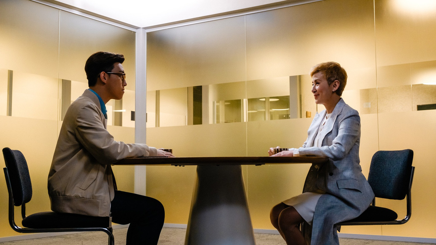 Love Lies mở đầu bằng màn đối thoại đi thẳng vào vấn đề lừa đảo tình cảm qua mạng.