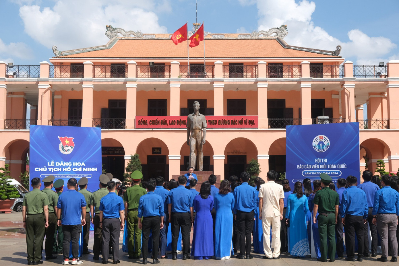 Toàn cảnh Lễ dâng hoa dâng hương tưởng niệm Chủ tịch Hồ Chí Minh. Ảnh: Phú Quang