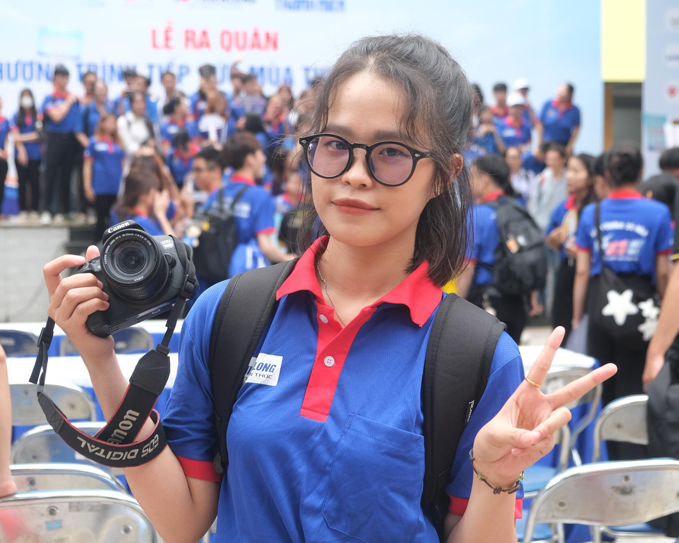 Nữ sinh tiếp sức mùa thi.