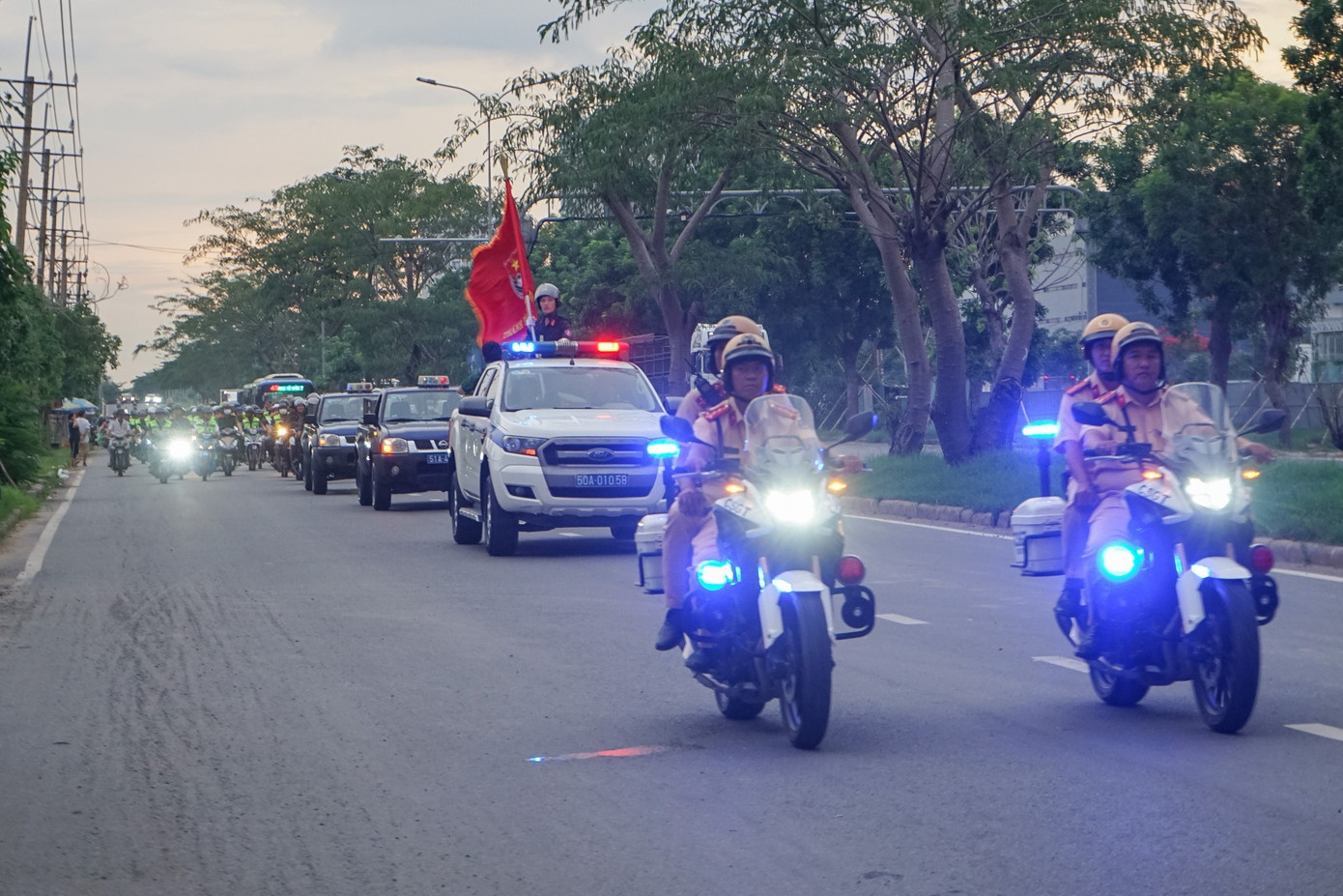 Tổ Nhân dân tuần tra cùng với lực lượng Công an triển khai tuần tra trên tất cả các tuyến đường trên địa bàn ngay sau chương trình. Tổ Nhân dân tuần tra cùng với lực lượng Công an triển khai tuần tra trên tất cả các tuyến đường trên địa bàn ngay sau chương trình.