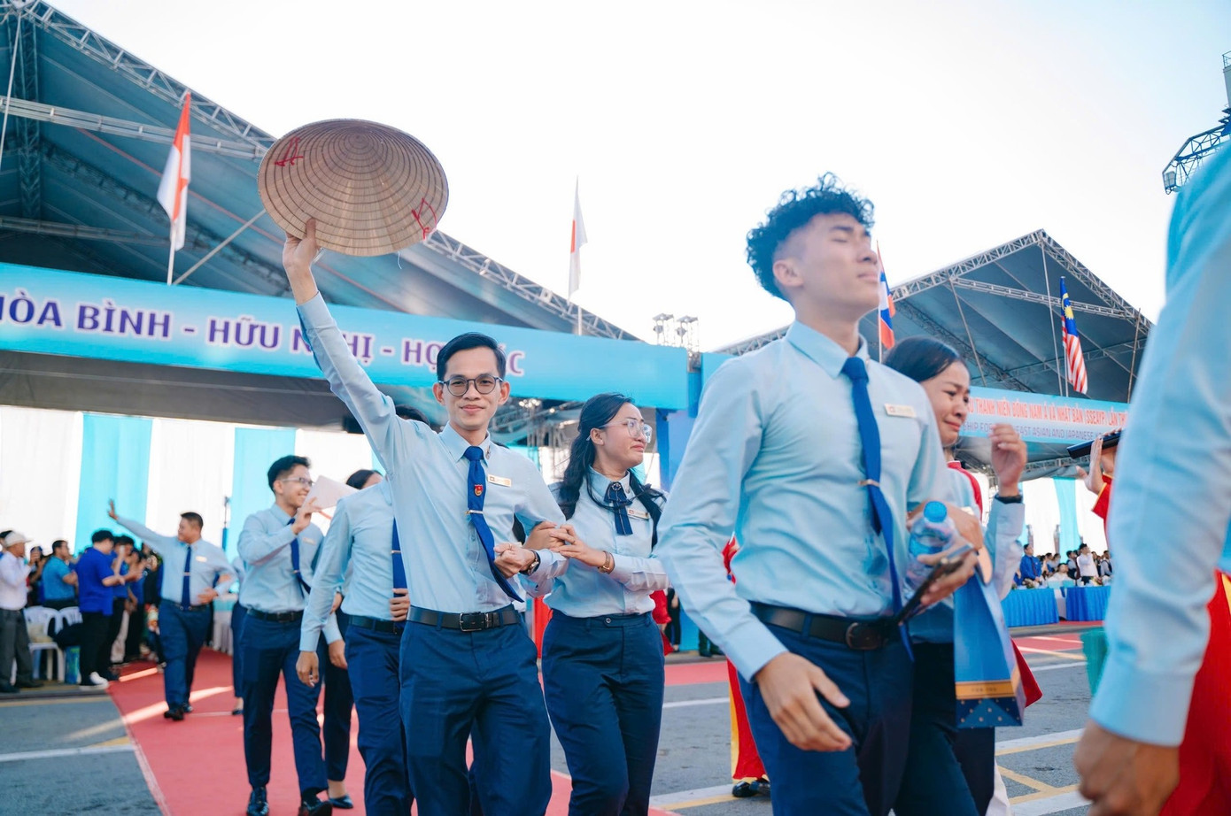 Chiều 17/11, các đại biểu của chương trình Tàu Thanh niên Đông Nam Á - Nhật Bản (SSEAYP) đã chính thức nói lời tạm biệt Việt Nam. Ảnh: Thành Đoàn TPHCM