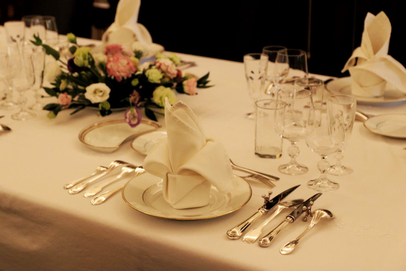 Người Pháp vốn nổi tiếng về sự tinh tế và nghiêm ngặt trong cách sắp xếp bàn ăn, từ vị trí dao nĩa đến cách phục vụ từng món. Ảnh: Bảo Ngọc