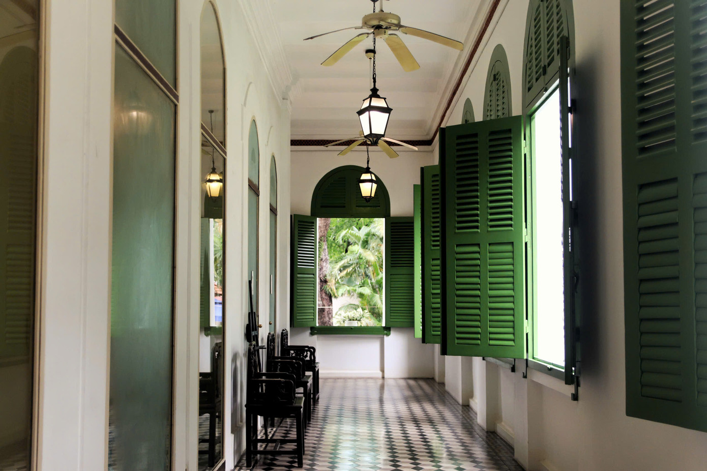 Góc hành lang đón nắng thơ mộng bên trong dinh thự. Ảnh: Bảo Ngọc