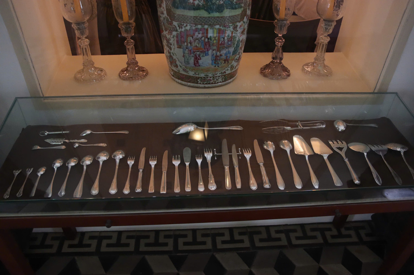 Bộ sưu tập dao nĩa trong dinh thự. Ảnh: Bảo Ngọc