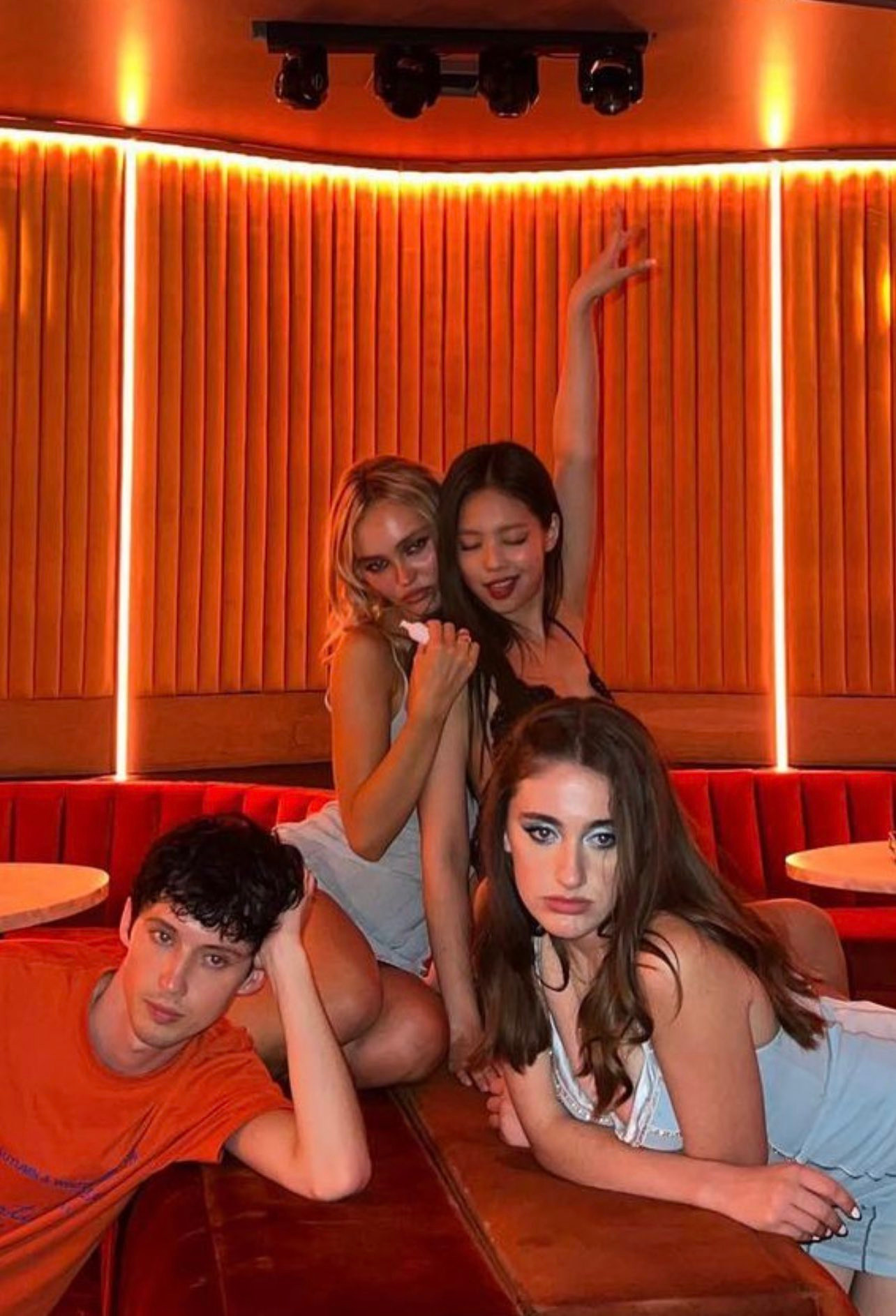 Phân cảnh tiệc tùng, lại một lần nữa Jennie xuất hiện mờ nhạt. Ảnh: HBO. Phân cảnh tiệc tùng, lại một lần nữa Jennie xuất hiện mờ nhạt. Ảnh: HBO.