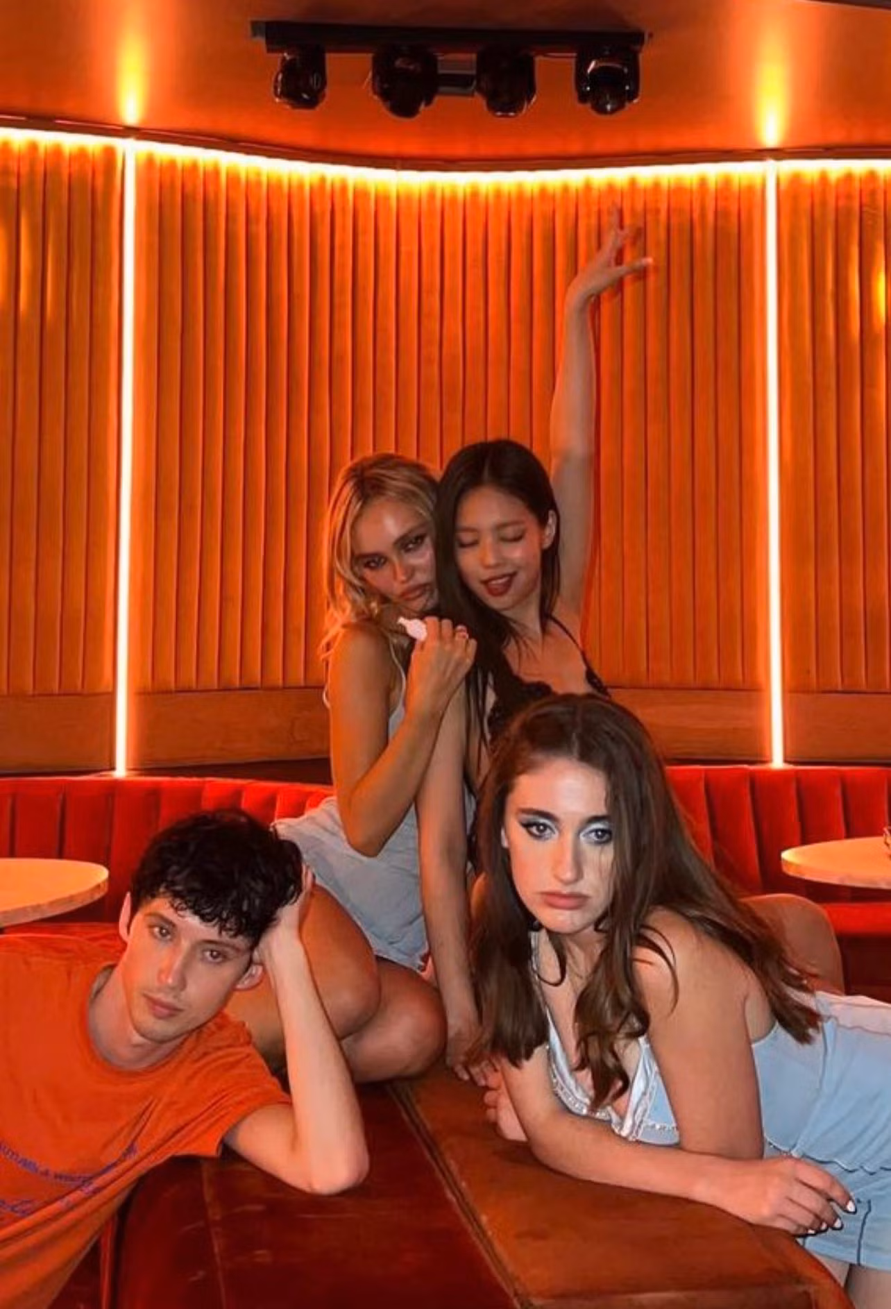 Phân cảnh tiệc tùng, lại một lần nữa Jennie xuất hiện mờ nhạt. Ảnh: HBO.