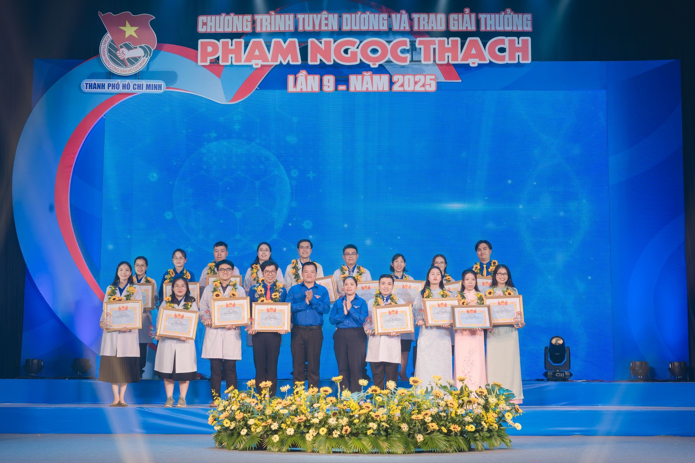 Anh Nguyễn Hải Nam - Phó chánh Văn phòng T.Ư Đoàn, Trưởng phòng Công tác Đoàn phía Nam và chị Trịnh Thị Hiền Trân - Phó Bí thư Thành Đoàn, Chủ tịch Hội đồng Đội TPHCM trao thưởng các gương thầy thuốc trẻ tiêu biểu.