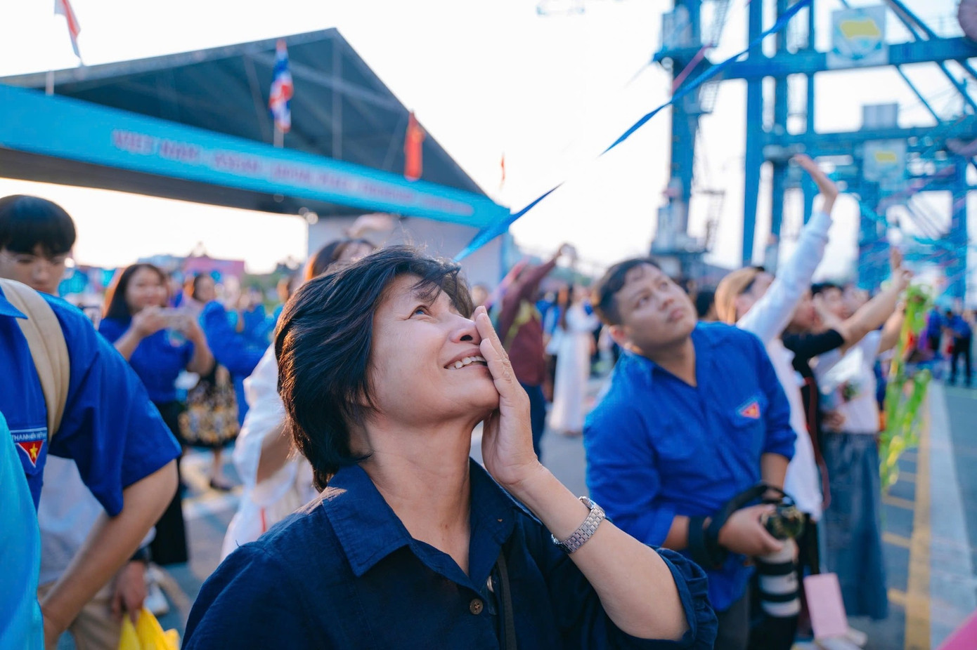 Những món quà, những lời hỏi thăm và những giọt nước mắt trước giờ tàu khởi hành.